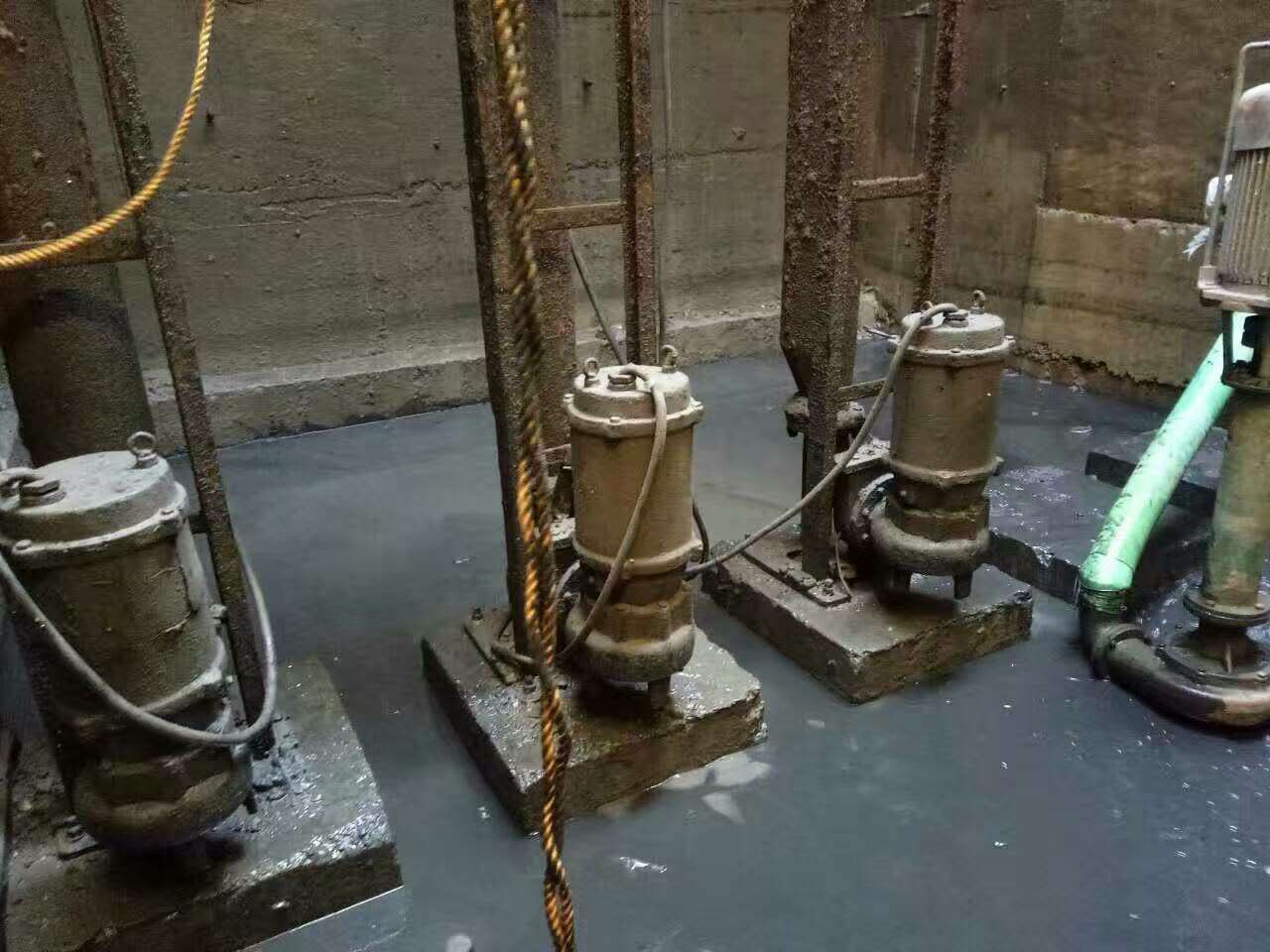 北票污水池清理